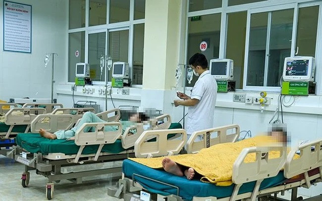 Bệnh viện Đa khoa tỉnh Điện Biên tiếp nhận và điều trị cho 15 người nhập viện, nghi do ngộ độc thực phẩm