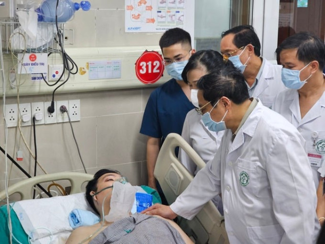 Thủ tướng Chính phủ Phạm Minh Chính và Bộ trưởng Bộ Y tế Đào Hồng Lan thăm hỏi, động viên nạn nhân vụ cháy chung cư mini ở Khương Hạ