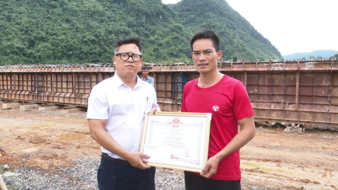 Thanh Hóa: Khen thưởng người cứu 2 cháu bé bị lũ cuốn