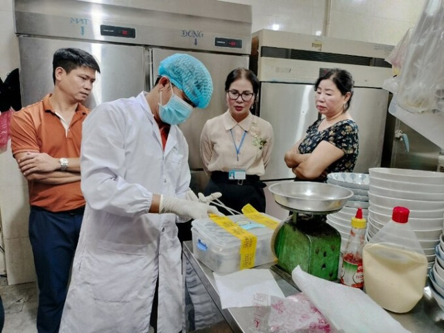 Quảng Nam: Ghi nhận có hơn 40 người bị ngộ độc sau khi ăn bánh mì Phượng ở Hội An