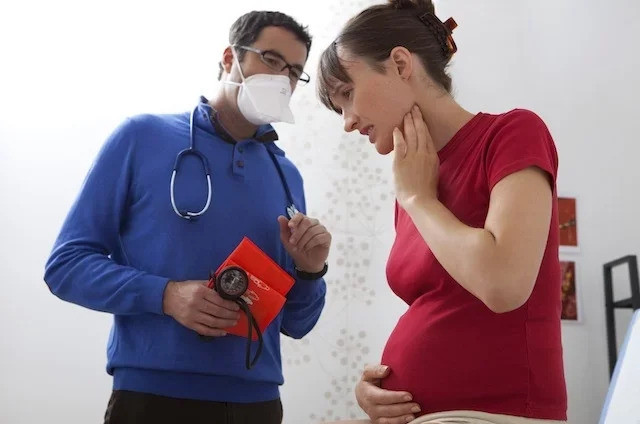 8 cách tự nhiên trị đau họng khi mang thai