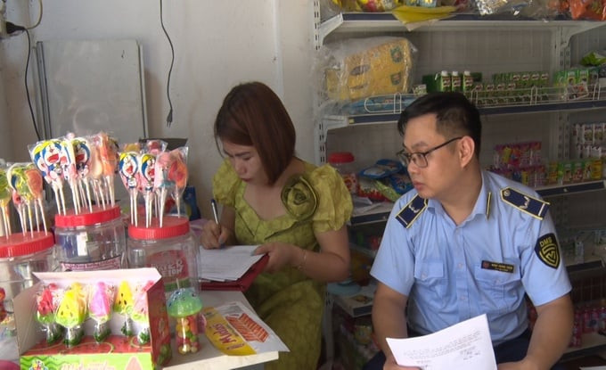 Cao Bằng phát hiện 2 cơ sở vi phạm, buộc tiêu huỷ một số mặt hàng không rõ nguồn gốc xuất xứ, hàng hoá nhập lậu…