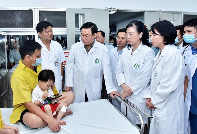 Chủ tịch Quốc hội Vương Đình Huệ, Bộ trưởng Bộ Y tế Đào Hồng Lan thăm, động viên các nạn nhân vụ cháy điều trị tại Bệnh viện Bạch Mai