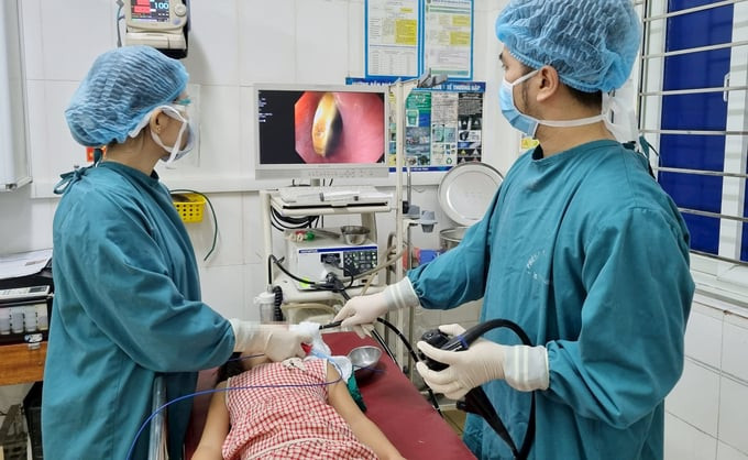 Bệnh viện Đa khoa tỉnh Hà Tĩnh nội soi gắp dị vật là đồng xu trong thực quản bé gái 5 tuổi