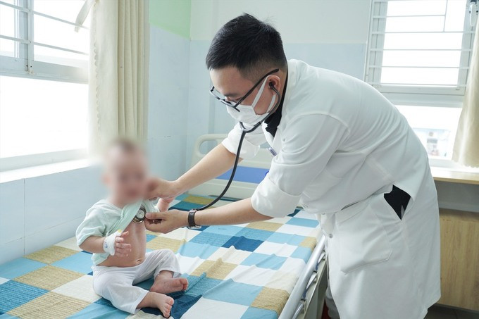 Bệnh viện Đa khoa Tâm Trí Quảng Nam cứu chữa kịp thời bé trai 9 tháng tuổi gặp phản vệ sau khi ăn cháo cá thu