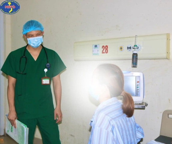 Chuyên gia khuyến cáo bệnh nhân bị sốt xuất huyết hạn chế truyền dịch, không tự ý truyền dịch tại nhà