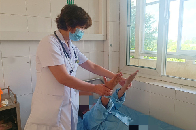 Bệnh viện Đa khoa tỉnh Thanh Hóa tiếp nhận cô gái 19 tuổi, tổn thương tủy cổ ngang, tê chân tay, đi lại khó khăn do hít bóng cười