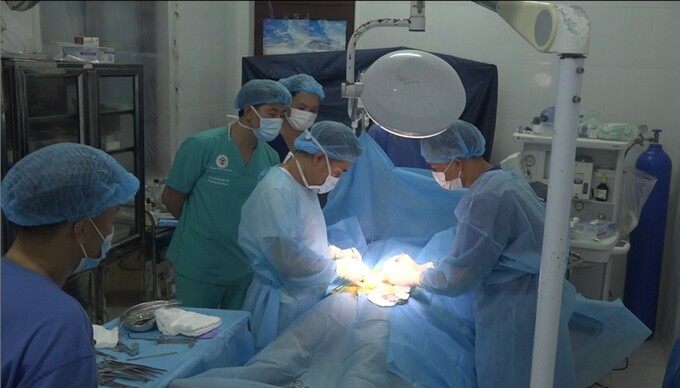Khánh Hòa: Bệnh xá đảo Song Tử Tây tiếp nhận và cấp cứu 1 chiến sĩ trên đảo Đá Nam và 1 ngư dân bị viêm ruột thừa cấp