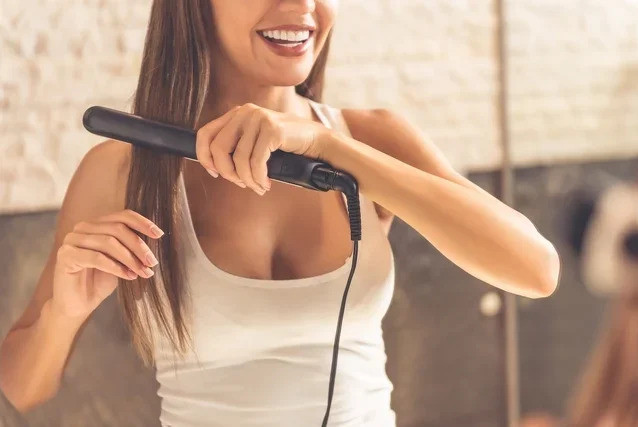 Ép tóc giúp tóc giảm xoăn, mềm mượt, ngậm nước và ít bồng bềnh hơn
