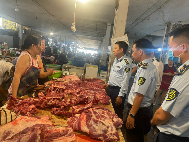 Thái Nguyên: Phát hiện gần 3 tấn thịt lợn tươi và thịt lợn đông lạnh đang được tích trữ tại kho hàng chợ Đồng Quang