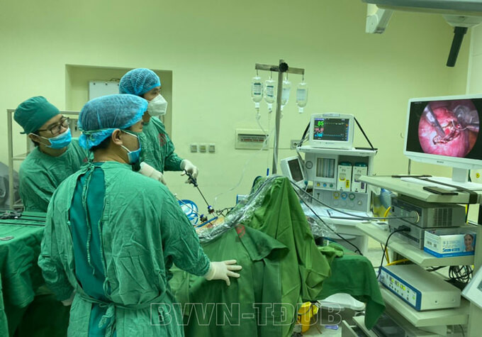 Quảng Ninh: Bệnh viện Việt Nam – Thụy Điển Uông Bí phẫu thuật cho 1 trường hợp bị tắc ruột do ăn quả hồng