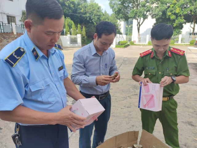 Lào Cai phát hiện lô hàng không rõ nguồn gốc xuất xứ gồm bánh Trung thu 1.300 cái, bánh mì vị trái cây 1.600 cái, miến ăn liền...