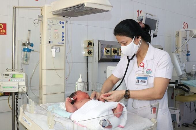Bệnh viện Đa khoa tỉnh Hà Tĩnh phẫu thuật mổ đẻ cho thai phụ 36 tuổi sinh con nặng 6,1 kg