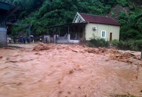 Nghệ An: Nhiều trường cho học sinh nghỉ học do mưa lớn