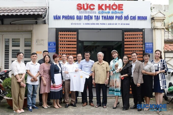 Chủ tịch Hội Giáo dục chăm sóc sức khoẻ cộng đồng Việt Nam thăm, làm việc với các đơn vị của Tạp chí Sức Khoẻ Cộng Đồng tại TP. HCM