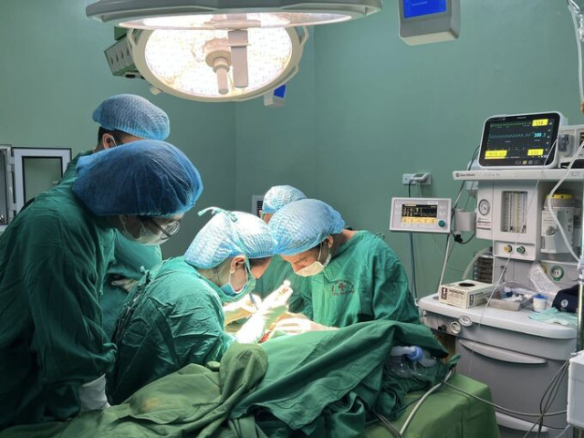 Bệnh viện Trung ương Thái Nguyên phẫu thuật nối liền bàn tay bị đứt lìa cho bệnh nhi gần 18 tháng tuổi