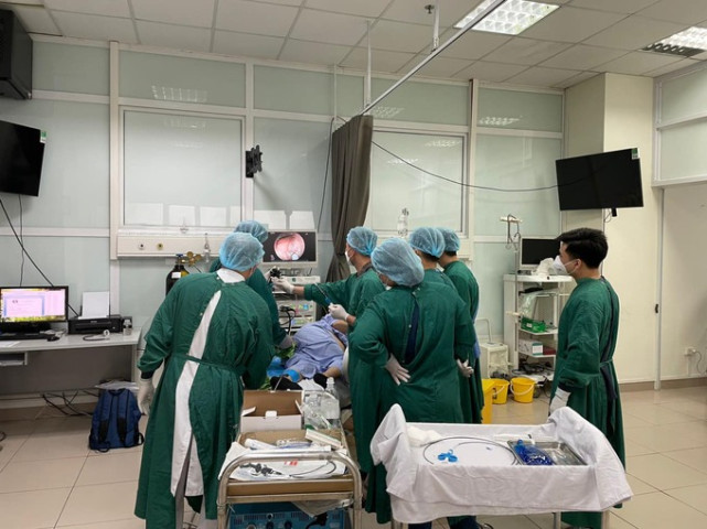 Bệnh viện Bệnh Nhiệt đới Trung ương thực hiện cắt khối u tổn thương cho bệnh nhân u tuyến đại tràng sigma không cần phẫu thuật