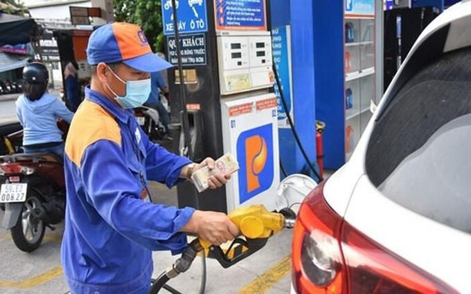 Giá xăng E5RON92 giảm 695 đồng/lít, xăng RON95-III giảm 906 đồng/lít từ 16h chiều hôm nay ngày 2/10