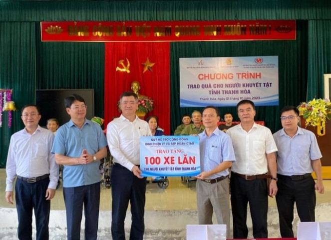 Bộ Tư pháp trao tặng xe lăn, xe đạp cho người khuyết tật và học sinh nghèo tại Thanh Hóa