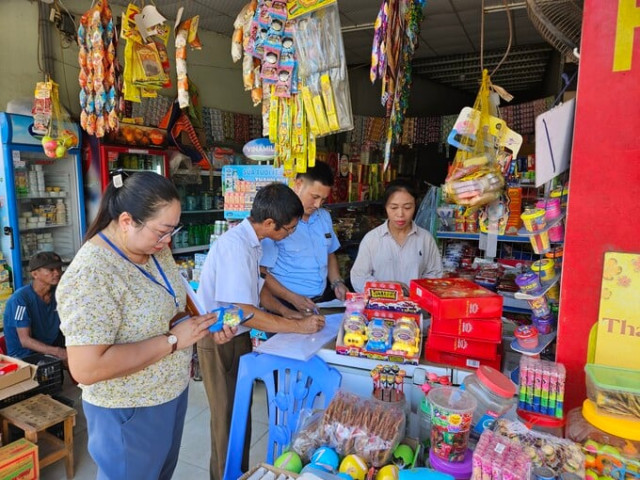 Thái Nguyên kiểm tra, xử lý 5 hộ kinh doanh về hành vi kinh doanh thực phẩm không rõ nguồn gốc xuất xứ