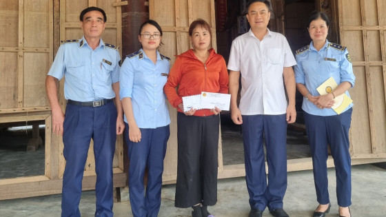 Nghệ An: Cục Quản lý thị trường chung tay cùng huyện Quỳ Châu khắc phục thiệt hại nặng sau mưa lũ