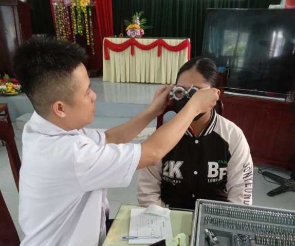 Quảng Nam: Khám tầm soát, cấp 1.000 kính khúc xạ cho học sinh huyện Thăng Bình