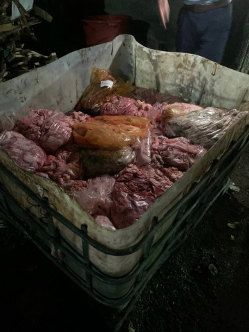 Hà Nam phát hiện và tiêu hủy 1.170 kg mỡ động vật dạng lỏng đã qua chế biến, 500 kg mỡ động vật chưa qua chế biến