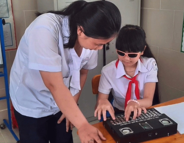 Hà Nội hỗ trợ học sinh, sinh viên khiếm thị