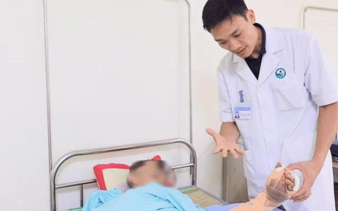 Bệnh viện Đa khoa tỉnh Vĩnh Phúc cấp cứu 1 trường hợp bị dập nát bàn tay do sử dụng điện thoại khi đang sạc