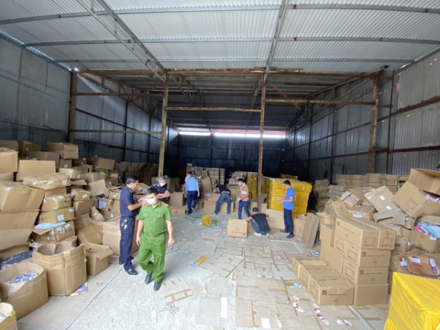 Bắc Ninh phát hiện kho hàng lớn nhất từ trước đến nay chứa 100.000 sản phẩm thuốc lá điện tử