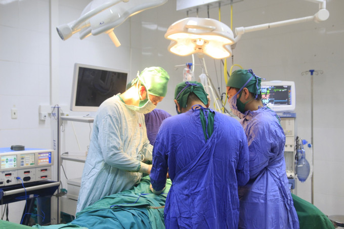 Quảng Ninh: Bệnh viện Bãi Cháy phẫu thuật điều trị cho bệnh nhân bị đa polyp đại trực tràng tính chất gia đình ung thư hóa