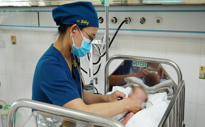 Bệnh viện Nhi đồng Đồng Nai cứu thành công bé trai sinh non nặng 900 gram