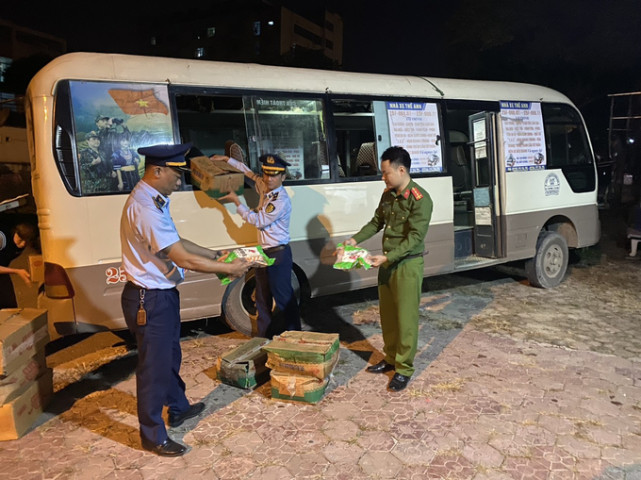 Lai Châu xử phạt 1 đối tượng vi phạm hành chính khi vận chuyển 920 kg xúc xích và chả cá không rõ nguồn gốc xuất xứ
