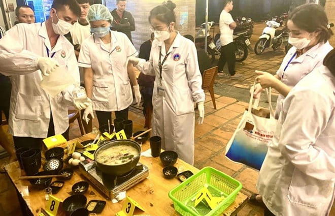 Bắc Kạn: Nguyên nhân khiến 5 người ngộ độc khi ăn tại một quán vỉa hè là do hàm lượng Methanol trong rượu