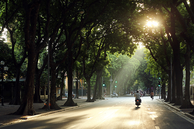 Dự báo thời tiết ngày 24/10: Bắc Bộ có nắng gián đoạn, Nam Bộ mưa rải rác