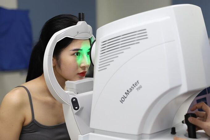 9 cách giữ mắt không tái cận sau khi mổ, dù liên tục dùng máy tính