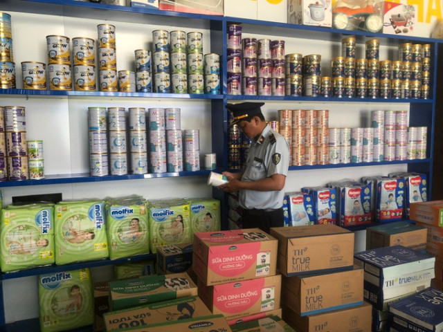 Tiền Giang xử phạt 20 triệu đồng 1 cơ sở buôn bán thực phẩm giả và niêm yết giá không rõ ràng