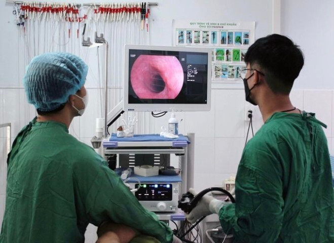 Bệnh viện Đa khoa Khu vực Quảng Nam nội soi gắp dị vật xương cá sắc nhọn trong thực quản bệnh nhân