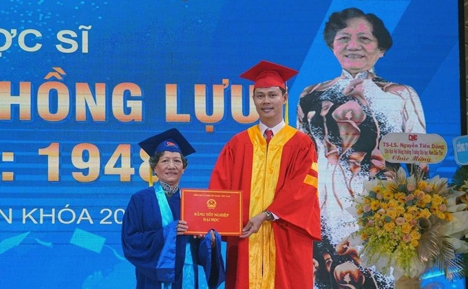 Bà Nguyễn Thị Hồng Lựu viết tiếp ước mơ của chồng ở tuổi 75 với tấm bằng Dược sĩ loại giỏi