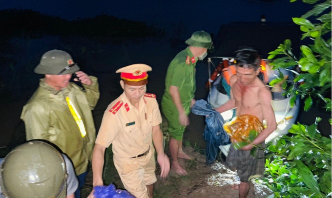 Hà Tĩnh kịp thời ứng cứu 9 công nhân bị nước lũ cô lập