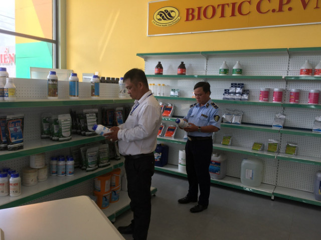 Tiền Giang xử phạt 150 triệu đồng 1 cơ sở kinh doanh thức ăn thủy sản giả