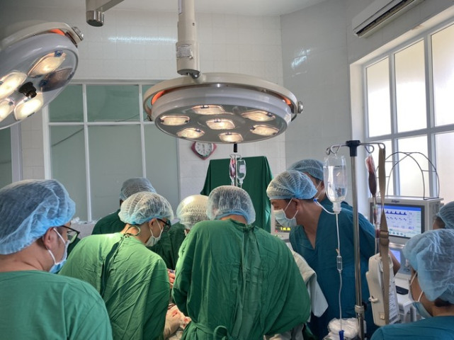 Bệnh viện Đa khoa tỉnh Đắk Nông phẫu thuật cứu sống bệnh nhân bị lưỡi dao cắt cỏ cắm sâu vào ngực