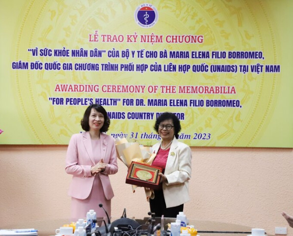 Bộ Y tế trao tặng Kỷ niệm chương “Vì sức khỏe nhân dân” cho bà Maria Elena Filio Borromeo, Giám đốc Quốc gia UNAIDS tại Việt Nam