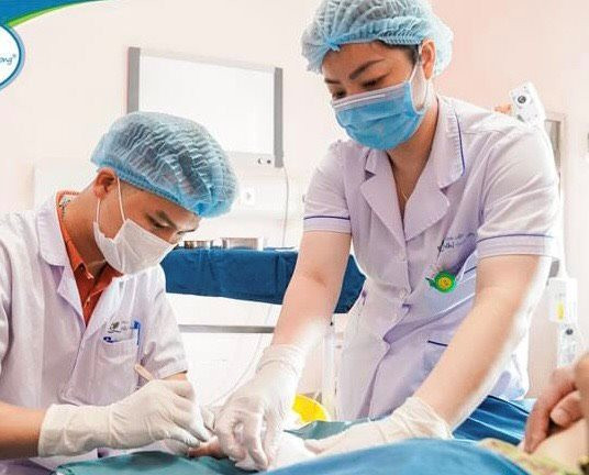 Hà Nội: Bé gái 7 tuổi bị 4 con chó lao vào tấn công gây nhiều thương tích