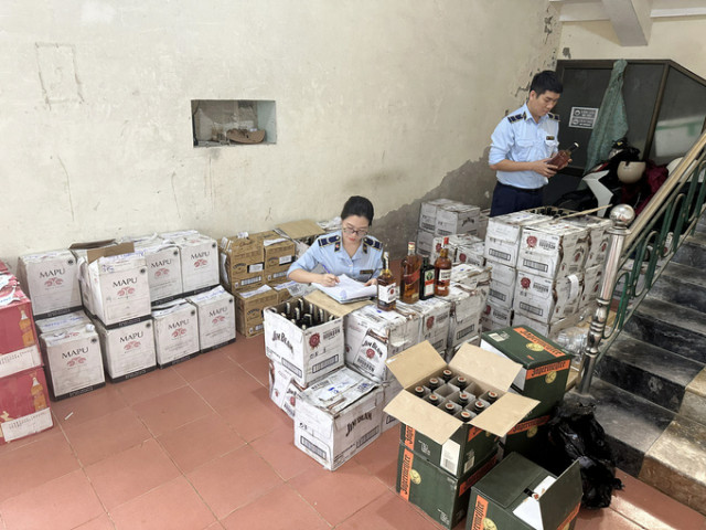 Quảng Bình phát hiện xe ô tô tải vận chuyển 924 chai rượu các loại nhập lậu