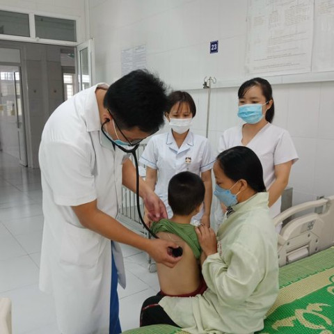 Bệnh viện Đa khoa tỉnh Cao Bằng tiếp nhận và điều trị nhiều trẻ bị các bệnh về hô hấp