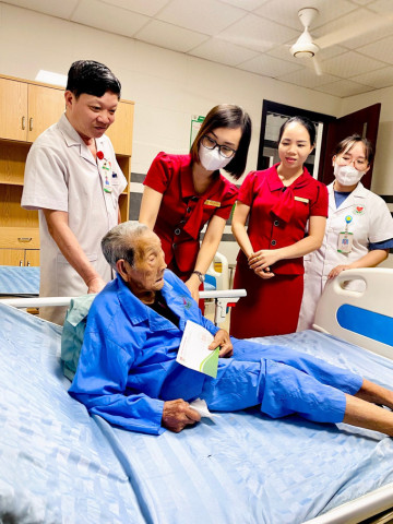 Phú Thọ: Trung tâm Y tế huyện Đoan Hùng cấp cứu kịp thời cụ bà 110 tuổi bị cơn đau thắt ngực cấp