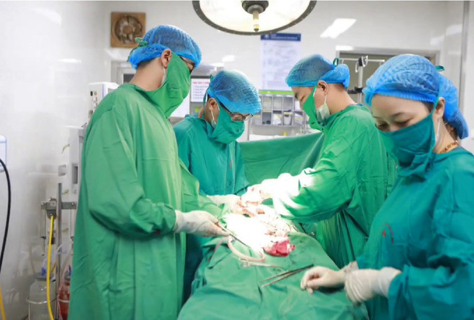 Hai bệnh viện phối hợp thực hiện đặt máy tạo nhịp tim ngay tại phòng sinh cho em bé bị tim bẩm sinh nặng
