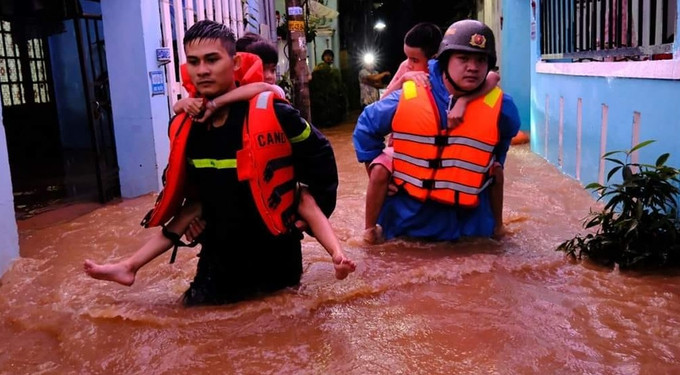 Đà Nẵng: Cứu hộ 15 người dân tại khu vực ngập lụt đường Mẹ Suốt