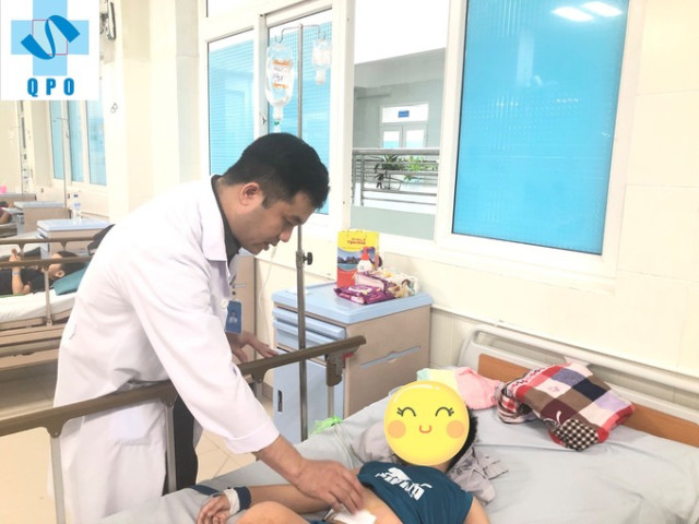 Quảng Ngãi: Cấp cứu phẫu thuật nội soi khâu lỗ thủng dạ dày cho bé trai 8 tuổi
